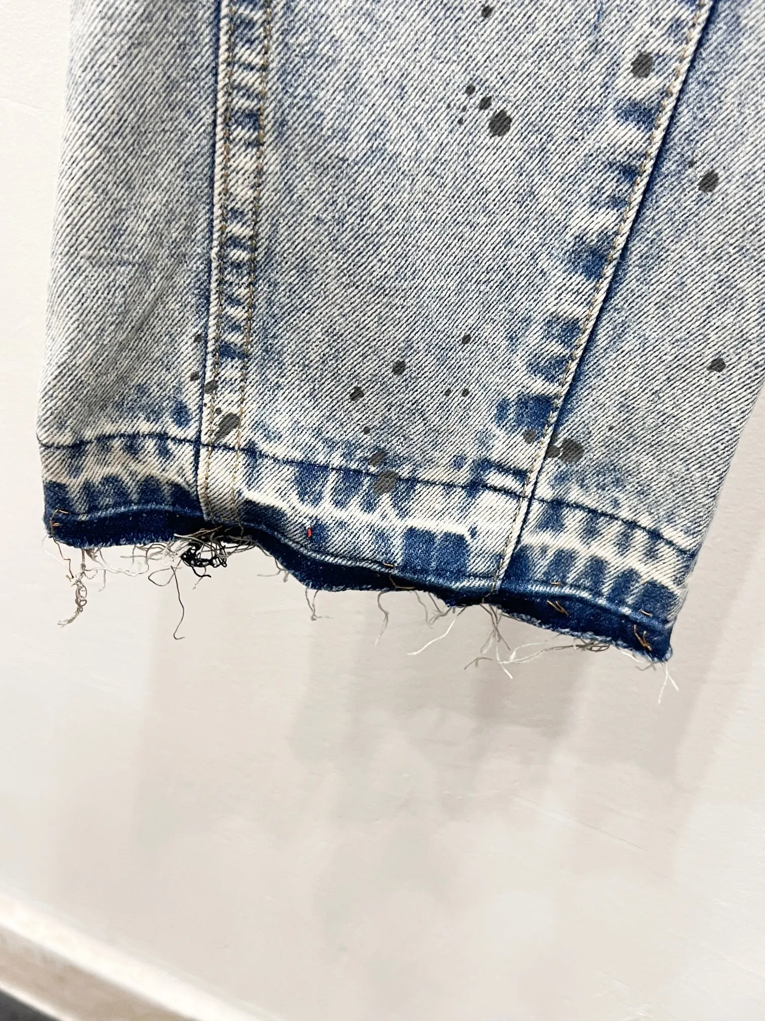 P250 Style number: (c087) Gallery Dept #LA FLARE CARPENTER PANTS Roddy Ricch's same style ink wash flared overalls blue. Styles with different wash textures, very friendly to people with thin legs and thick legs. The straight version is very flattering to the leg shape. Moderate length that never goes out of style, easy to match with casually, basic styling for various styles, a must-have in the wardrobe! The fabric is stiff but also makes the upper body soft without losing texture. The washing process is even more perfect. It is a must-have item for everyone! ! ! Washed wheat, hang tag, pants label, three labels complete Size: 28-30-32-34-36 Color: blue